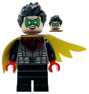 Robin – Grüne Maske, rote Hände, schwarze, mittellange Beine, asymmetrischer, gewellter Umhang mit schwarzen und gelben Seiten