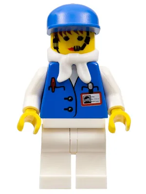 Assistentin mit weißem Bandana und blauer Kappe