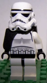 Sandtrooper - Zwarte schouderplaat (effen), overlevingsrugzak, geen vuilvlekken, helm met stippenpatroon rond de mond en effen zwart hoofddeksel