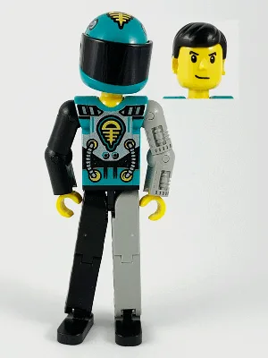 Technic-Figur: Beine schwarz/hellgrau, dunkeltürkisfarbener Torso mit gelbem, schwarzem und silbernem Muster, hellgrauer mechanischer linker Arm, bedruckter Helm