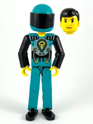 Technic-figuur met donker turkooizen benen, donker turkooizen torso met geel, zwart en zilver patroon, zwarte armen, donker turkooizen helm en zwart vizier.