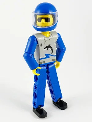 Technic-figuur met blauwe benen, lichtgrijze bovenkant met orka-patroon, blauwe armen en blauwe helm.