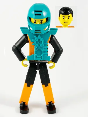 Technic-Figur: Orange/schwarze Beine, orangefarbener Torso mit silbernem Muster, schwarze Arme, schwarze Haare, dunkeltürkisfarbener Helm und Rüstung