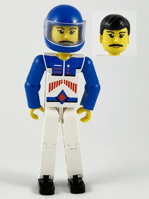 Technic-Figur: Weiße Beine, weißes Oberteil mit rotem, pfeilförmigem Streifenmuster, blaue Arme, blauer Helm