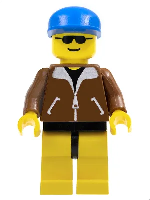 Veste marron, jambes jaunes, casquette bleue