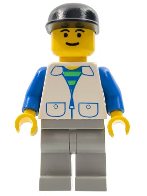 Costume blanc à deux poches, jambes gris clair, casquette noire