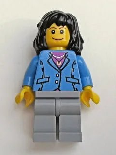 Mittelblaue Jacke, hellblaugraue Beine, schwarzes, mittellanges Haar