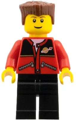 Rote Jacke mit Reißverschlusstaschen und klassischem Weltraumlogo, schwarze Beine, rotbrauner Flattop-Haarschnitt