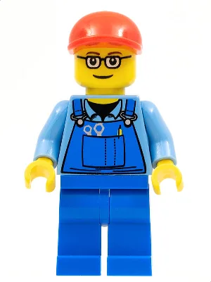 Latzhose mit Werkzeug in der Tasche, blaue Beine, rote Schirmmütze, Brille mit dünnen, braunen Augenbrauen