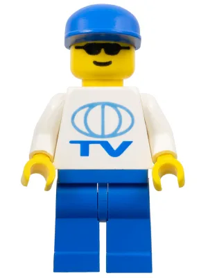 Groot tv-logo, blauwe benen, blauwe pet, zonnebril