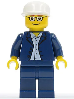 Dunkelblaue Jacke, hellblaues Hemd, dunkelblaue Hosen, eckige Brille, weiße Kappe