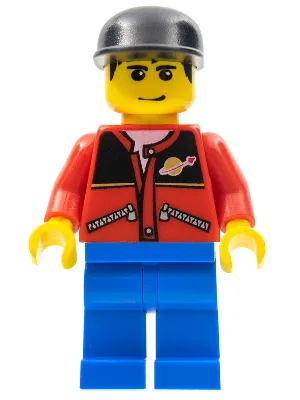 Veste rouge à poches zippées et logo spatial classique, pantalon bleu, casquette noire
