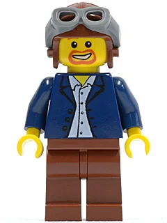 Veste bleu foncé, chemise bleu clair, pantalon marron rougeâtre, casquette d'aviateur et lunettes de protection.