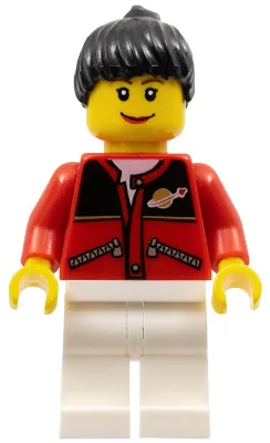 Rote Jacke mit Reißverschlusstaschen und klassischem Weltraumlogo, weiße Beine, schwarzer Pferdeschwanz, braune Augenbrauen