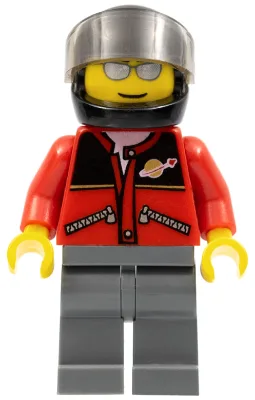 Veste rouge à poches zippées et logo spatial classique, pantalon gris bleu foncé, casque noir, lunettes de soleil argentées