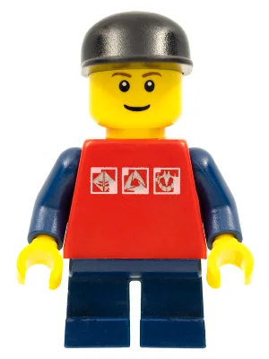 Rotes Hemd mit 3 silbernen Logos, dunkelblauen Ärmeln, dunkelblauen kurzen Beinen, schwarze Kappe