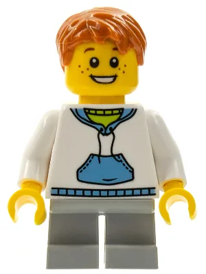 Enfant - Garçon, sweat à capuche blanc avec poche bleu moyen, jambes courtes gris clair bleuté, cheveux orange foncé ébouriffés, taches de rousseur