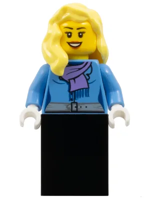 Mittelblaue Jacke mit hellviolettem Schal, schwarzem Rock, hellgelbes Haar über der Schulter