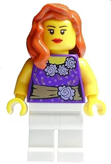 Chemisier violet foncé pour femme avec ceinture dorée et fleurs, jambes blanches, lèvres rouges