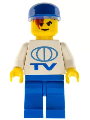 Groot tv-logo op de voorkant, LEGO voetballogo op de achterkant, blauwe pijpen, blauwe pet.
