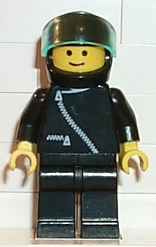 Veste zippée noire, jambes noires, casque noir, visière bleu clair translucide