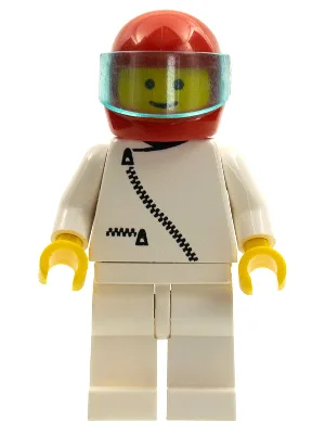 Veste zippée blanche, jambes blanches, casque rouge, visière bleu clair translucide