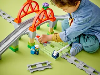 Eisenbahnbrücke und Gleise