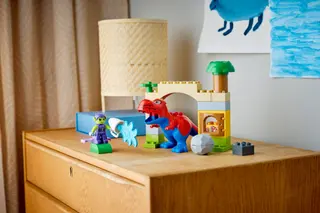 Dinosaurier Spidey-Rex gegen Grüner Kobold