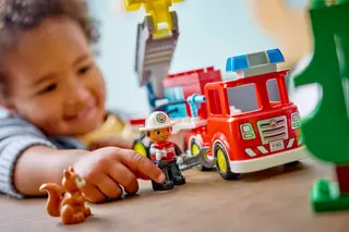 Feuerwehrwagen mit Schlauch und Feuerwehrmann
