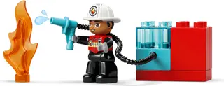Feuerwehrwagen mit Schlauch und Feuerwehrmann
