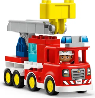 Feuerwehrwagen mit Schlauch und Feuerwehrmann