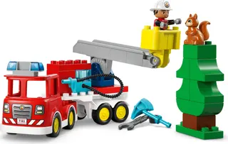Feuerwehrwagen mit Schlauch und Feuerwehrmann