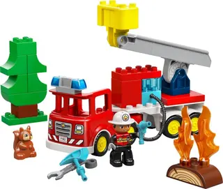 Feuerwehrwagen mit Schlauch und Feuerwehrmann