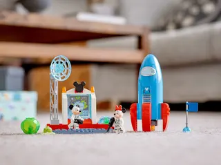 La fusée spatiale de Mickey et Minnie