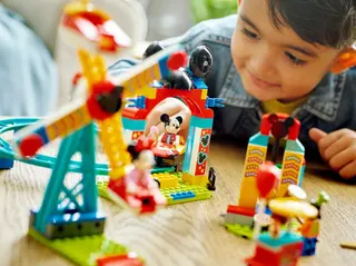 Jahrmarktspaß mit Mickey, Minnie und Goofy