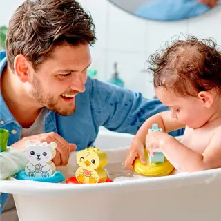 Badespaß: Schwimmender Tierzug