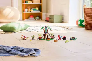 Spideys und Gobbys Raptorenkampf im Baumhaus-Hauptquartier