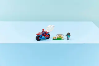 Spidey auf seinem Motorrad gegen Rhino