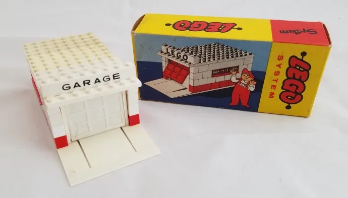 Garage with Automatic Door (Gray base and door frame)