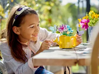 Fleurs dans l'arrosoir