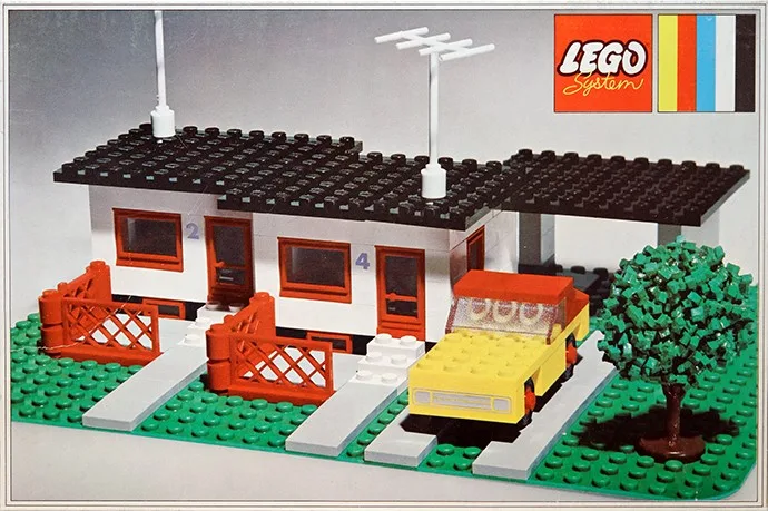 Maison mitoyenne avec garage et voiture.