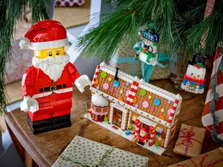 Vergrößerte Weihnachtsmann-Minifigur