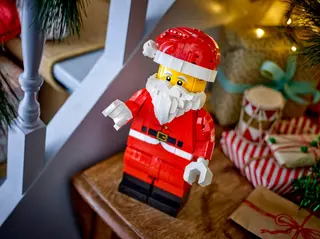 Vergrößerte Weihnachtsmann-Minifigur
