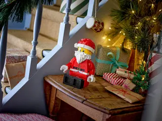 Vergrößerte Weihnachtsmann-Minifigur