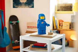 Vergrößerte blaue Astronauten-Minifigur