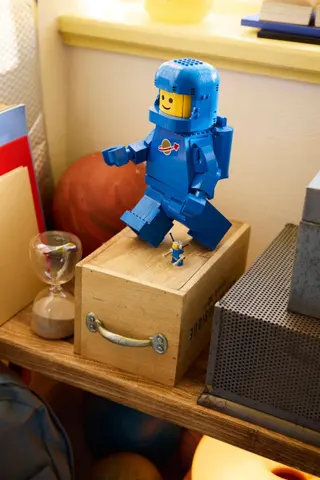 Vergrößerte blaue Astronauten-Minifigur