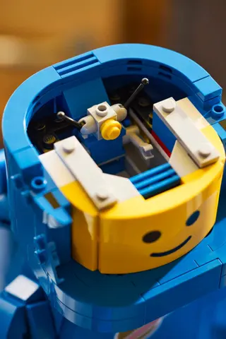 Vergrößerte blaue Astronauten-Minifigur
