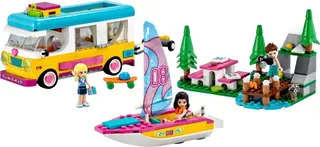 Wohnmobil und Segelboot im Wald