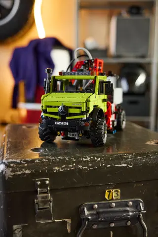 Mercedes-Benz Unimog U 5023 avec grue