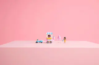 Suikerspinstand en scooter